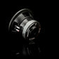 Il subwoofer Gladen Sigma SSW08 è raffigurato inclinato su una superficie nera lucida, che ne mette in risalto il design nero e argento e il marchio ben visibile: ideale per impianti audio per auto di fascia alta.