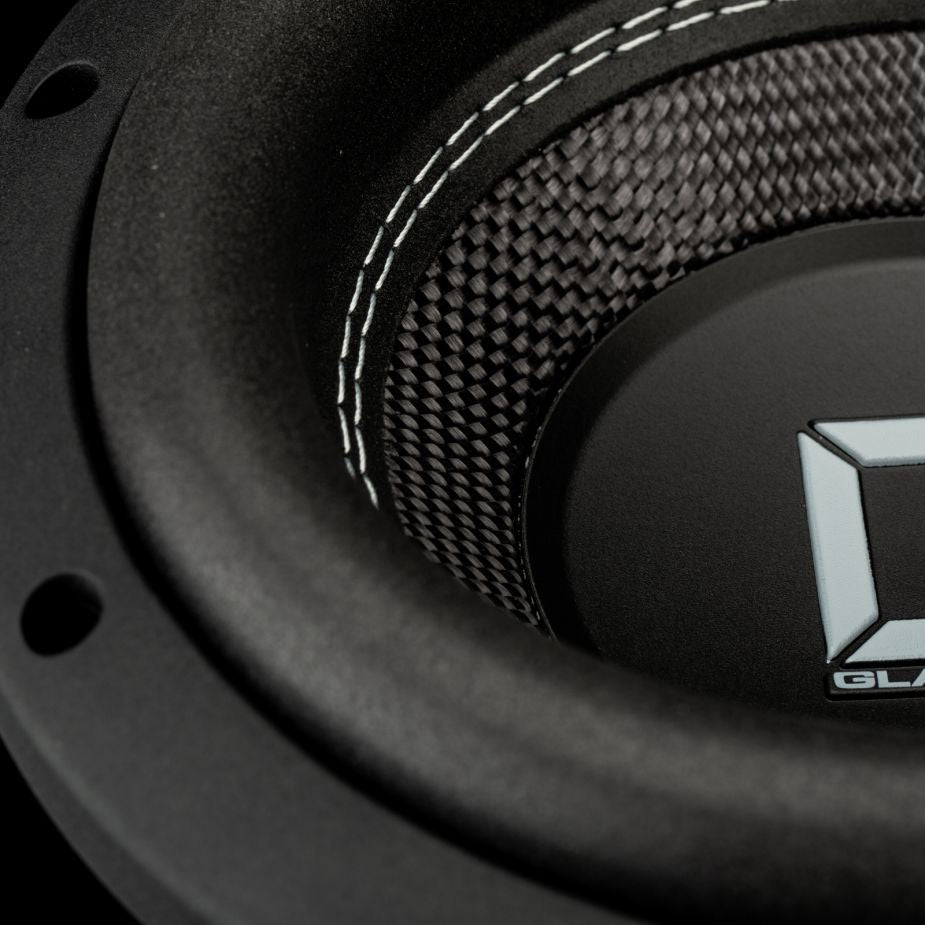 Primo piano del cono del subwoofer Gladen Sigma SSW08: finitura nera testurizzata, bordi cuciti e logo in evidenza, ideale per potenziare il tuo impianto audio per auto.