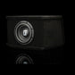 El Gladen Sigma SSW08-VB, un subwoofer negro de 800 vatios, cuenta con un logotipo cuadrado y una carcasa revestida de moqueta, y aparece representado sobre un fondo negro.