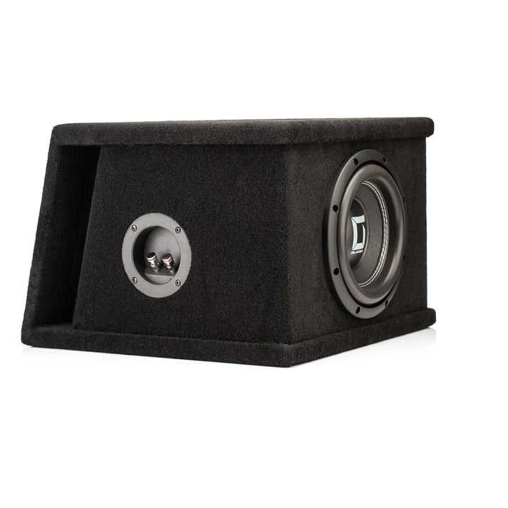 El Gladen Sigma SSW08-VB, un subwoofer negro de 800 W con soporte de bobina de aluminio en una caja revestida de moqueta, se expone en posición inclinada sobre un fondo blanco.
