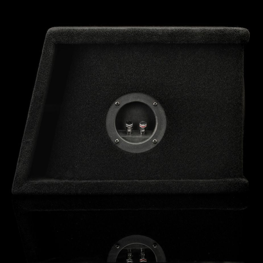 Gladen Sigma SSW08-VB: 800W rectangular black speaker box with circular input panel, two metal terminals, and Spulenhalter Aluminium.