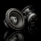 Se muestran dos subwoofers Gladen Sigma SSW10 negros sobre una superficie brillante: uno orientado hacia delante y el otro mostrando su lateral y su parte trasera.