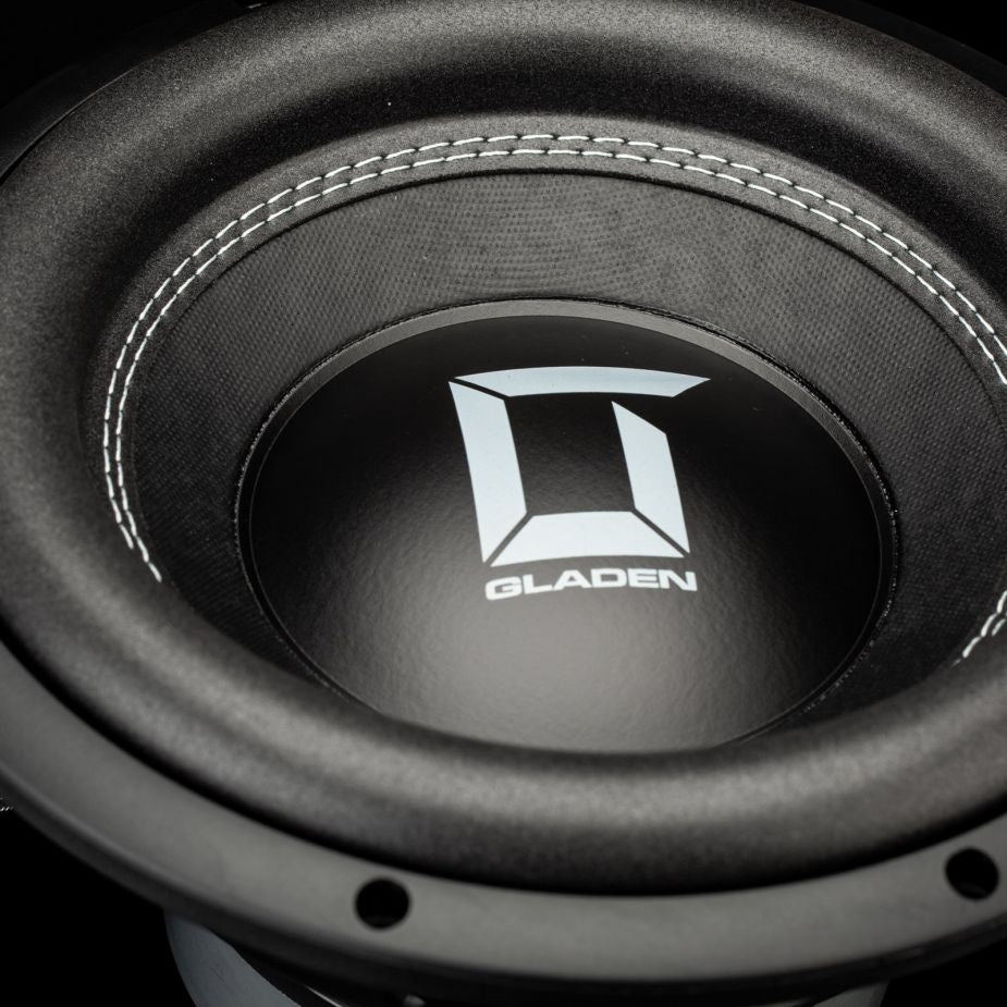 Primer plano del cono del subwoofer Gladen Sigma SSW10, con costuras blancas y un llamativo logotipo de Sigma SSW10 en el centro.