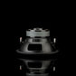 Un subwoofer Gladen Sigma SSW10 nero è raffigurato al centro di uno sfondo nero, con una vista posteriore che ne mostra i connettori e un leggero riflesso nella parte inferiore.