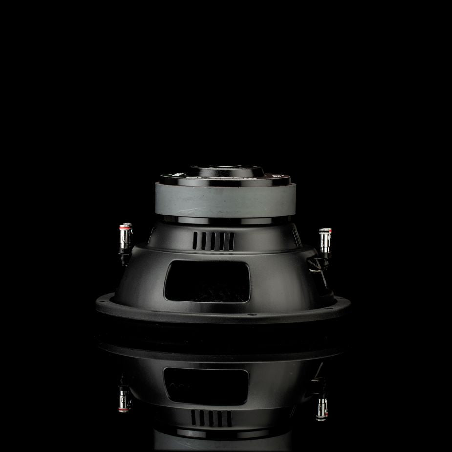 Un subwoofer Gladen Sigma SSW10 nero è raffigurato al centro di uno sfondo nero, con una vista posteriore che ne mostra i connettori e un leggero riflesso nella parte inferiore.