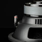 Un primo piano del subwoofer Gladen Sigma SSW10 ne mostra i collegamenti e i magneti: ideale per impianti audio per auto di alta qualità.