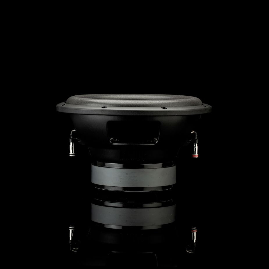 Il subwoofer Gladen Sigma SSW10 è presentato su uno sfondo nero, con il suo riflesso che si staglia sotto di esso: ideale per impianti audio per auto di alta qualità.