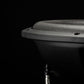 Primer plano del cono del subwoofer Gladen Sigma SSW12, en el que se aprecian su diseño curvo y sus conectores sobre un fondo oscuro.