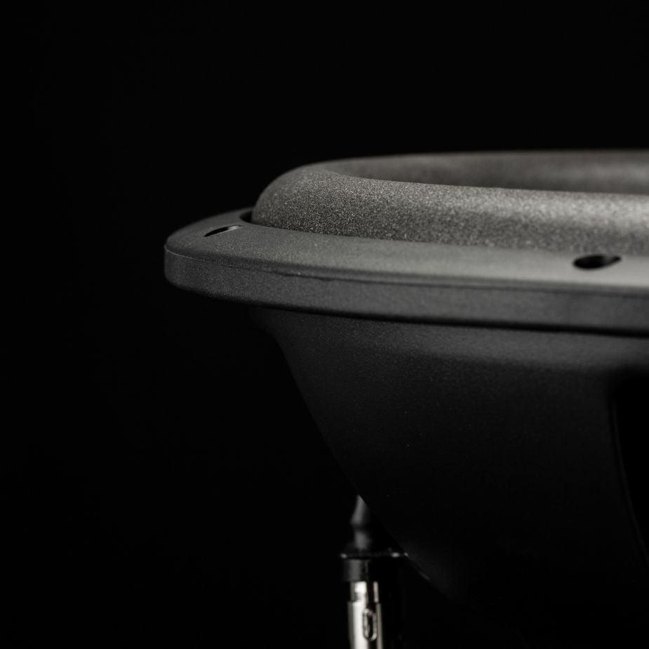 Primer plano del cono del subwoofer Gladen Sigma SSW12, en el que se aprecian su diseño curvo y sus conectores sobre un fondo oscuro.