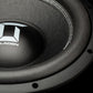 Primer plano del cono de un subwoofer Gladen Sigma SSW12 con costuras blancas y un logotipo geométrico blanco centrado en la superficie mate.
