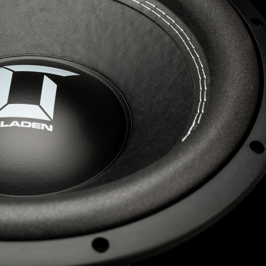 Primer plano del cono de un subwoofer Gladen Sigma SSW12 con costuras blancas y un logotipo geométrico blanco centrado en la superficie mate.