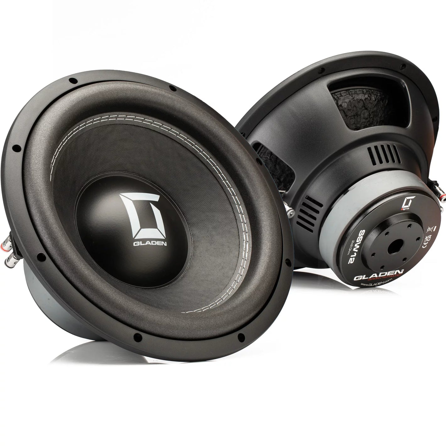 Dos subwoofers Gladen Sigma SSW12 —vistas frontal y trasera— que destacan por sus detalles metálicos y el logotipo de la marca, ideales para conseguir unos graves profundos en el sistema de audio del coche.