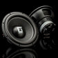 Due subwoofer Gladen Sigma SSW12, uno rivolto in avanti e uno inclinato, sono posizionati su una superficie nera lucida, mettendo in risalto i bassi di alta qualità dellimpianto audio dellauto.