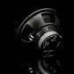 Il Gladen Sigma SSW12 è esposto in posizione inclinata, con i suoi dettagli metallici che risaltano sul nero: lideale per i bassi profondi dellimpianto audio per auto.