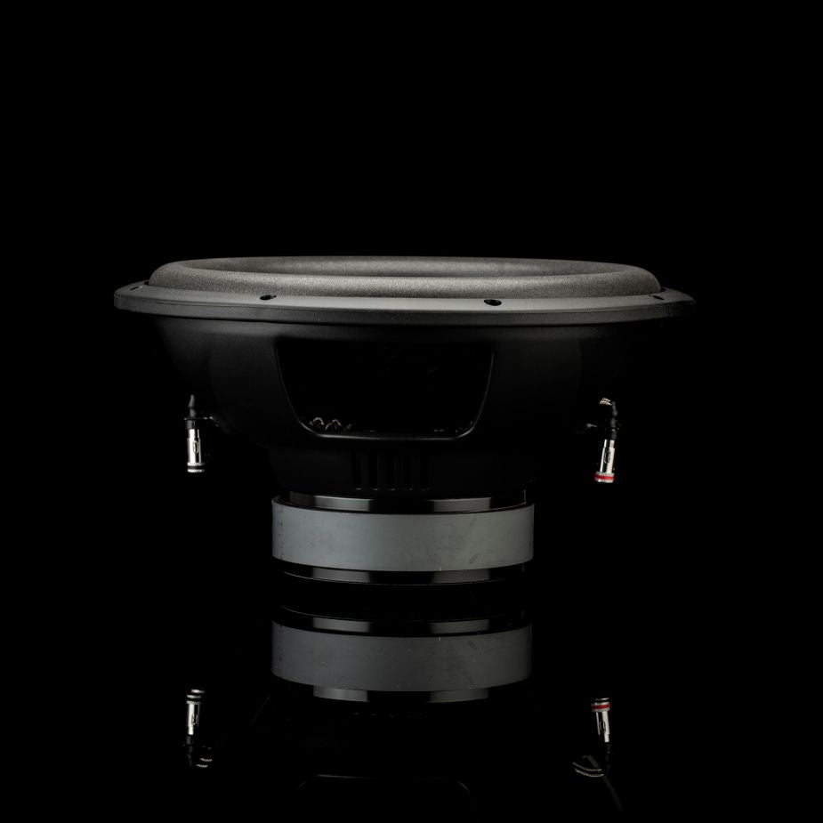 Un subwoofer per auto Gladen Sigma SSW12 è posizionato al centro di uno sfondo nero, con lievi riflessi nella parte inferiore.