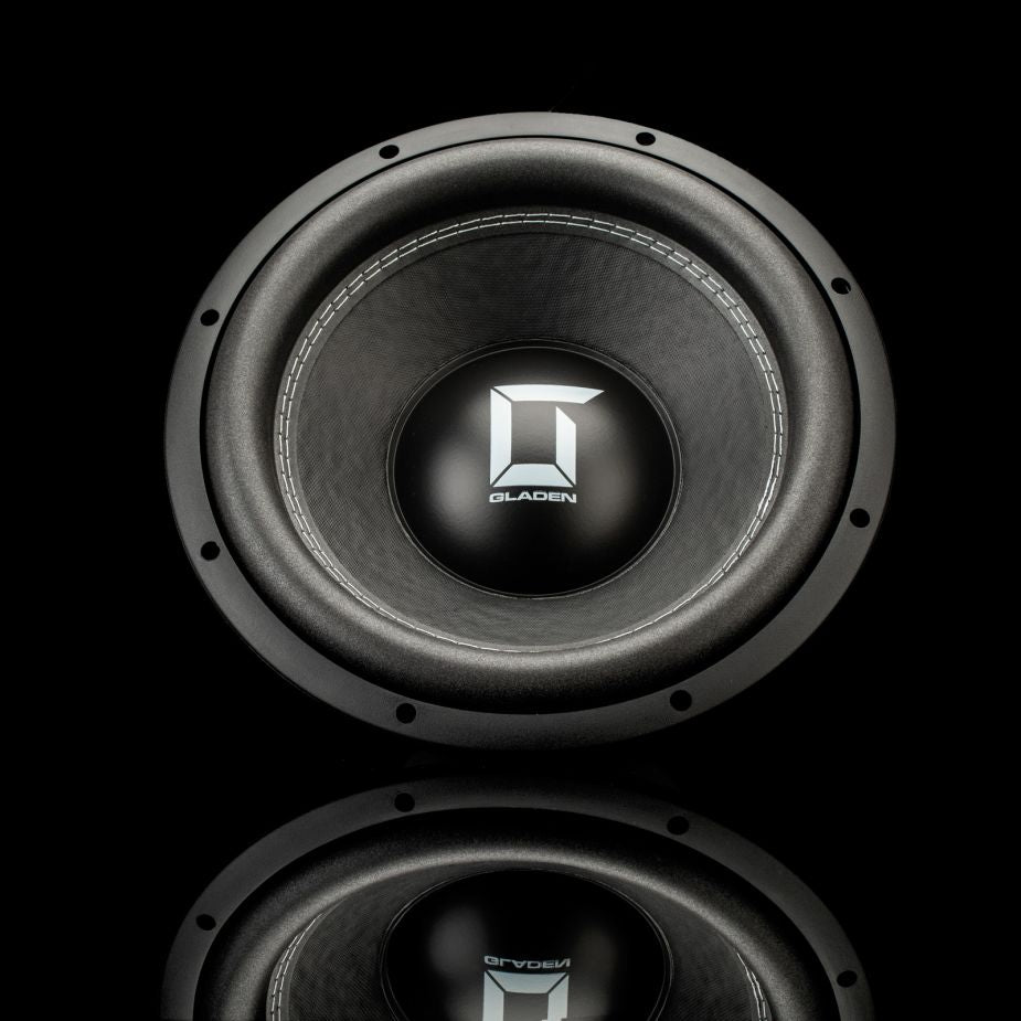 Un subwoofer per auto Gladen Sigma SSW12 nero, con il logo al centro, è raffigurato su uno sfondo nero con un leggero riflesso nella parte inferiore.