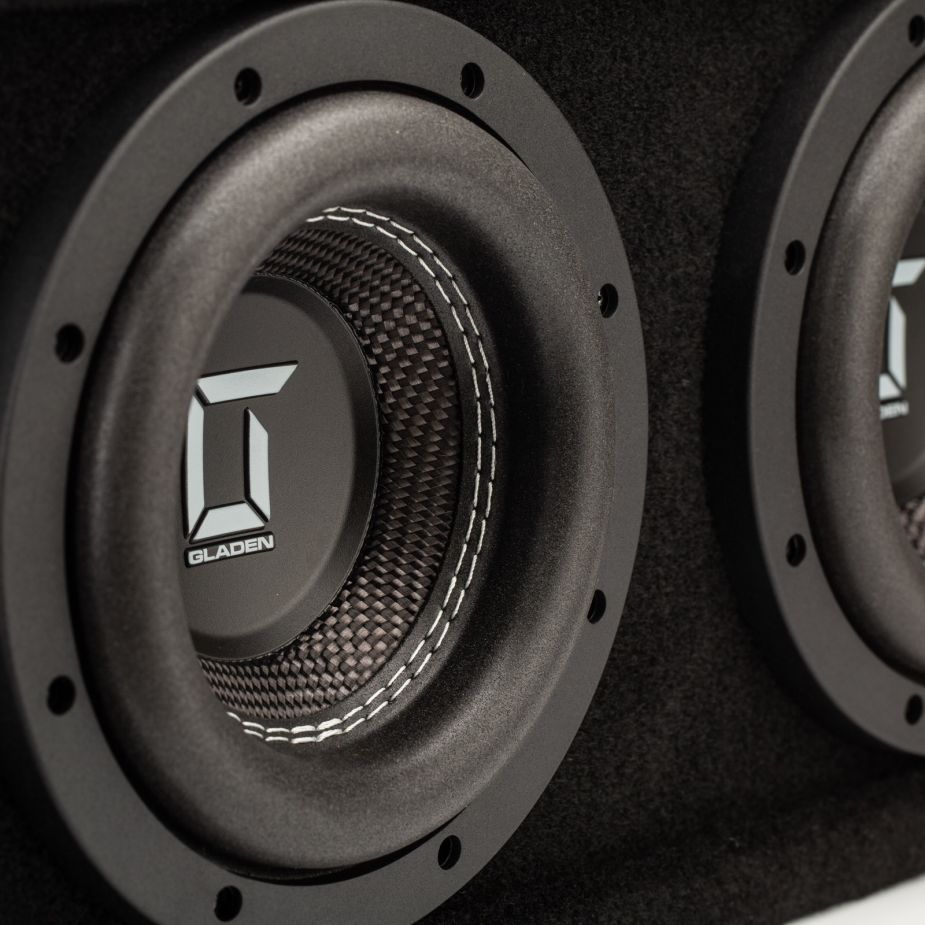 Primer plano de dos subwoofers Gladen Sigma SSWX065 Dual de color negro, en el que se aprecian los conos texturizados y las finas costuras de los bordes.