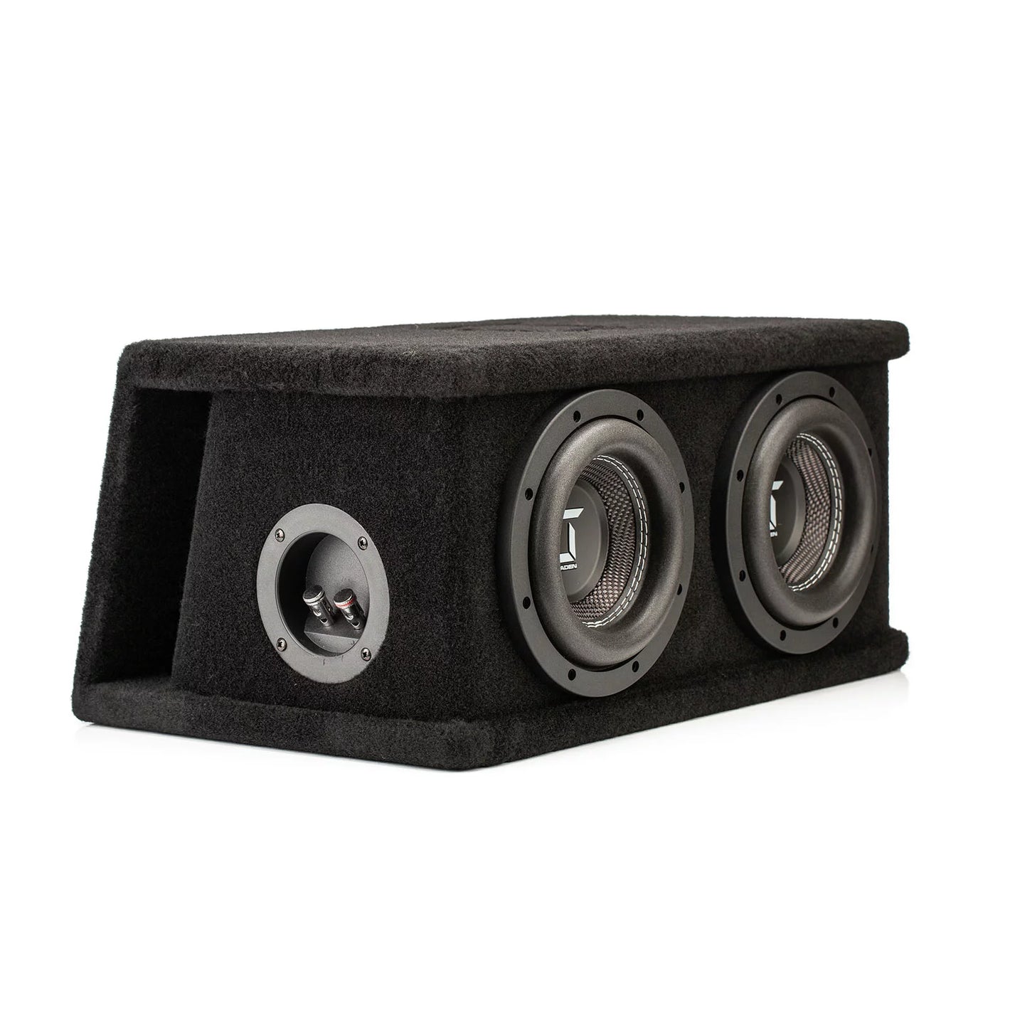 El Gladen Sigma SSWX065 Dual es una caja de subwoofer negra con dos altavoces de graves de 6,5 y un pequeño puerto de entrada, revestida de moqueta negra y que se muestra sobre un fondo blanco.