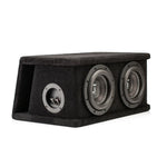 El Gladen Sigma SSWX065 Dual es una caja de subwoofer negra con dos altavoces de graves de 6,5 y un pequeño puerto de entrada, revestida de moqueta negra y que se muestra sobre un fondo blanco.