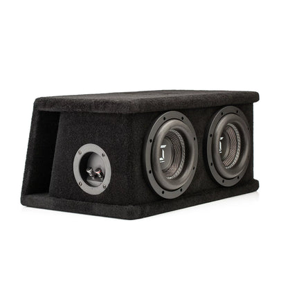 El Gladen Sigma SSWX065 Dual es una caja de subwoofer negra con dos altavoces de graves de 6,5 y un pequeño puerto de entrada, revestida de moqueta negra y que se muestra sobre un fondo blanco.