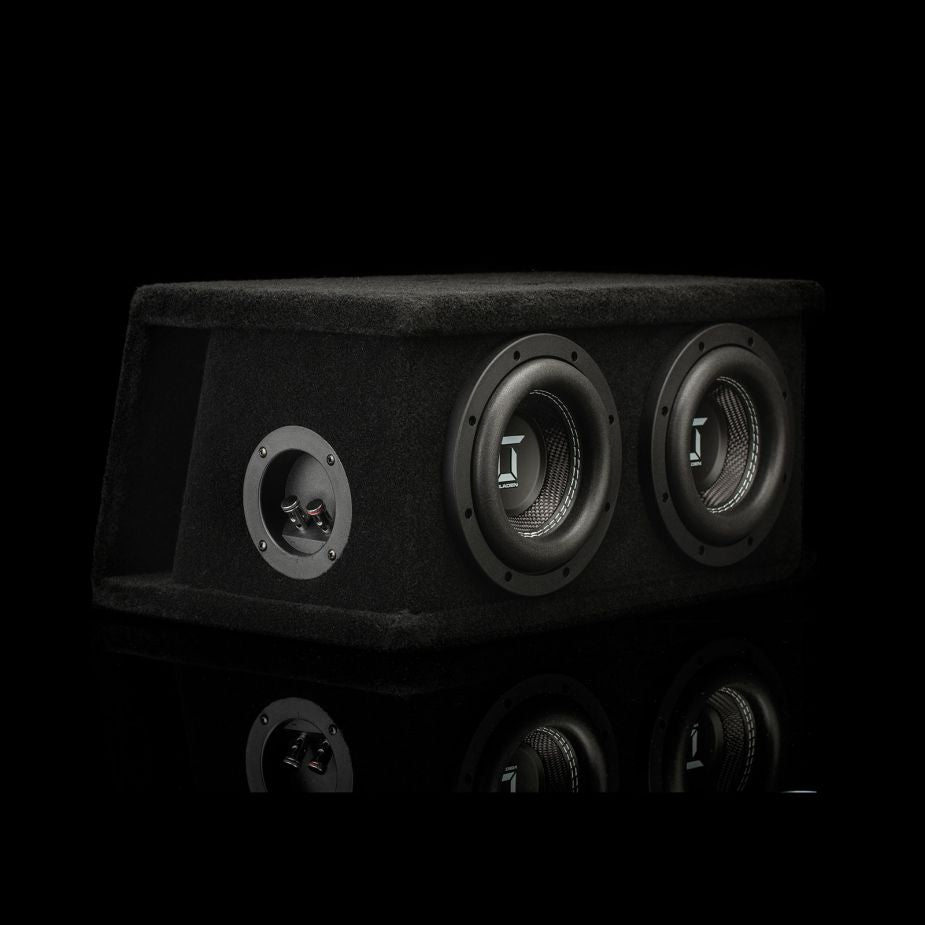 Il Gladen Sigma SSWX065 Dual è un subwoofer rettangolare di colore nero, dotato di due altoparlanti da 6,5 e di un altoparlante più piccolo, il tutto su uno sfondo nero.