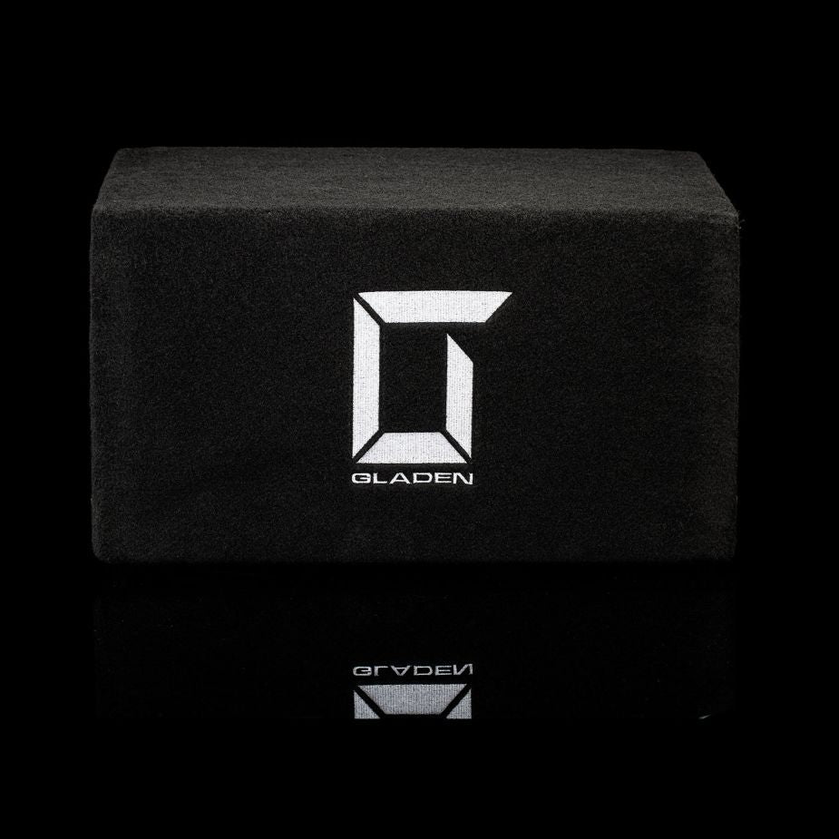 Un subwoofer con cassa rettangolare nera, con il logo bianco Gladen su sfondo nero: il Gladen Sigma SSWX065 Dual, un subwoofer da 6,5 pollici.