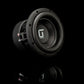 Il subwoofer Gladen Sigma SSWX065 da 5, con cono testurizzato e cablaggio a vista, è posizionato su una superficie riflettente, che mette in risalto le sue prestazioni nei bassi su uno sfondo scuro.