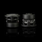 Due subwoofer Gladen Sigma SSWX065 da 6 pollici di colore nero, destinati allinstallazione in auto, sono raffigurati su uno sfondo nero a tinta unita con un leggero riflesso nella parte inferiore.