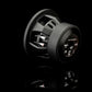 El subwoofer Gladen Sigma SSWX08 de 8, que se muestra en color negro con los detalles técnicos en la parte trasera, destaca sobre un fondo brillante, lo que lo hace ideal para los aficionados al audio para coche.