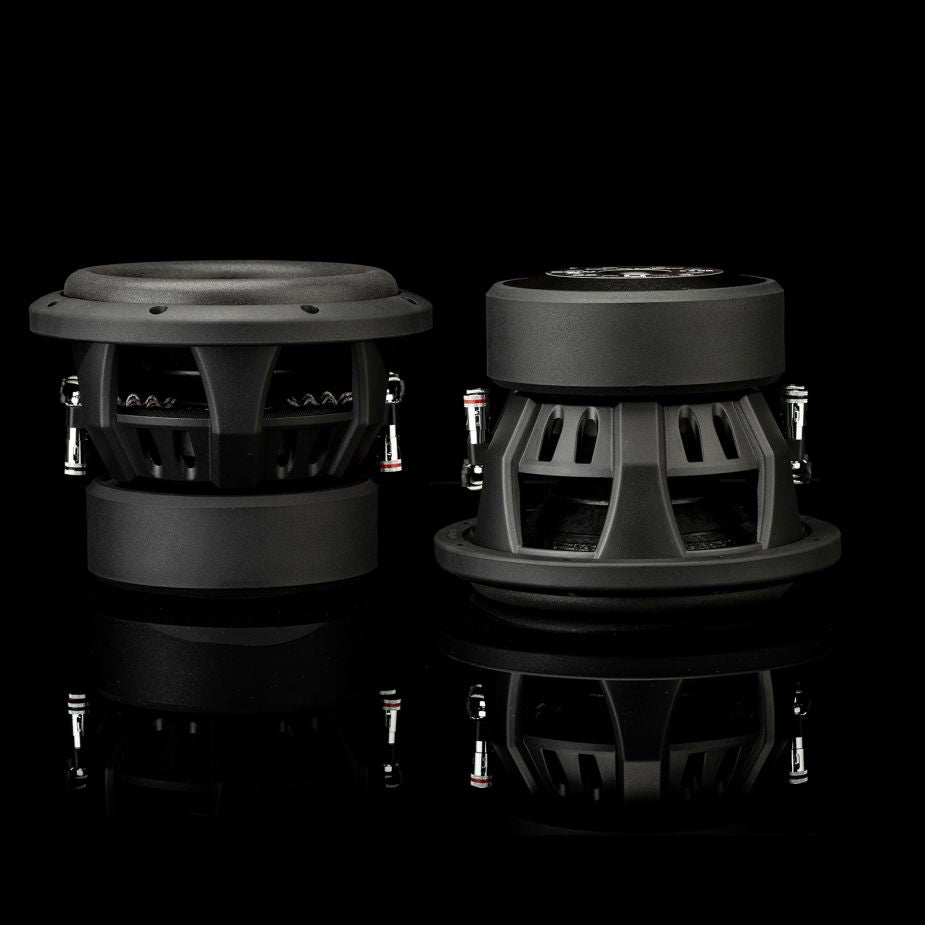 Dos subwoofers Gladen Sigma SSWX08 negros de 8 están colocados uno al lado del otro sobre una superficie negra brillante, lo que resulta ideal para cualquier sistema de audio para coche de alta gama.