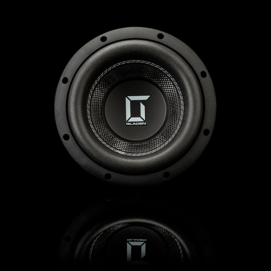 Il subwoofer Gladen Sigma SSWX08 spicca su uno sfondo nero con il suo riflesso in basso: una scelta accattivante per un impianto audio per auto di alta gamma.