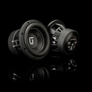 Deux subwoofers pour voiture Gladen Sigma SSWX08 sont présentés sur une surface noire réfléchissante, avec le logo bien visible : lun est orienté vers lavant et lautre montre son dos.