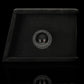 El Gladen Sigma SSWX08VB es un subwoofer de caja rectangular negro de 8 Zoll, con una toma redonda y dos conectores de resorte, que se muestra sobre un fondo negro.