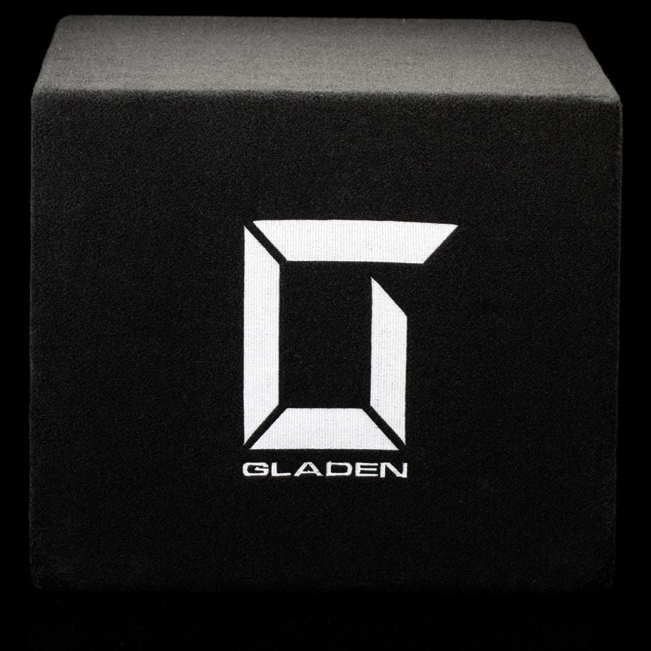Un cubo negro con una «G» y la palabra «GLADEN» en blanco, en el que se aprecia el subwoofer Gladen Sigma SSWX08VB de 8 pulgadas, sobre un fondo oscuro.