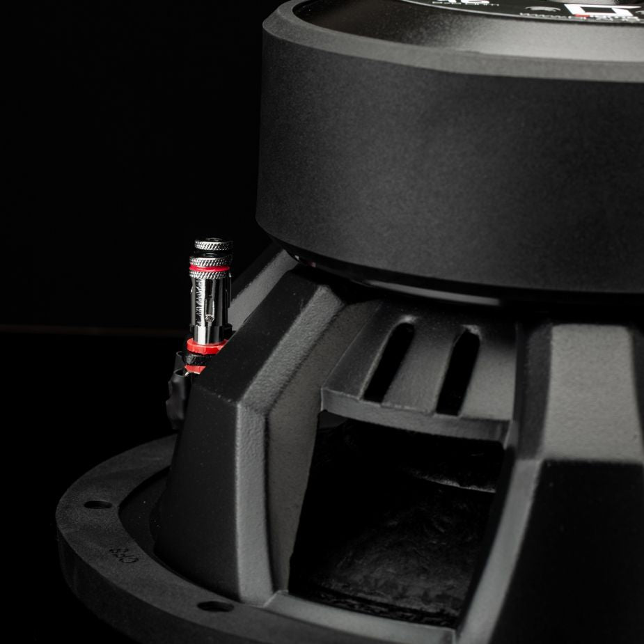 Primer plano del subwoofer Gladen Sigma SSWX10, en el que se aprecian la conexión y el robusto marco, ideal para sistemas de audio para coche de alta gama.