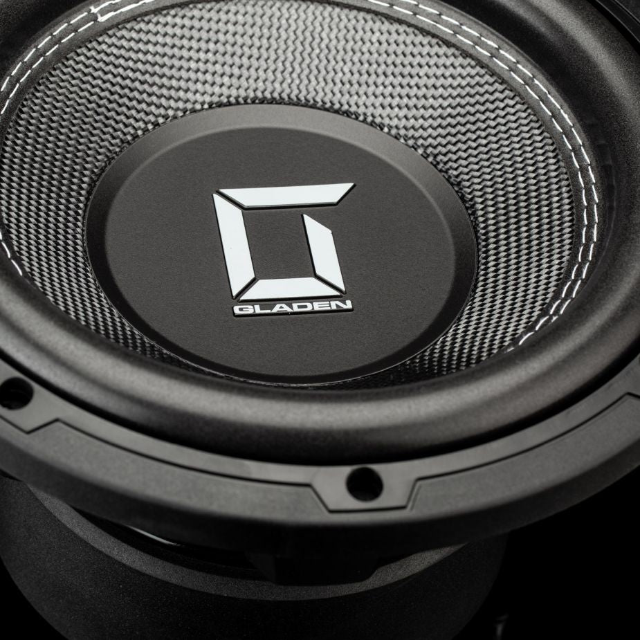 Primo piano di un subwoofer Gladen Sigma SSWX10 con il nome Gladen sotto un logo G in grassetto al centro.