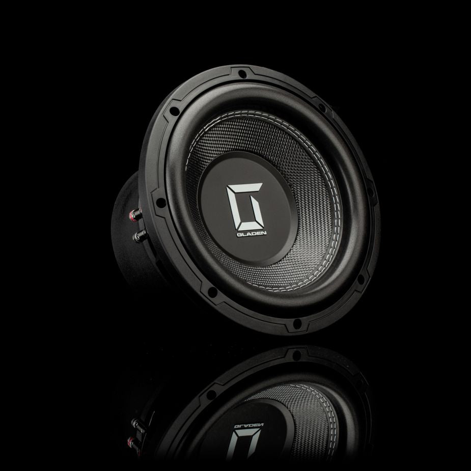 Subwoofer Gladen Sigma SSWX10 nero da 10 con cono testurizzato, raffigurato inclinato su una superficie nera lucida: ideale per gli appassionati di car audio.