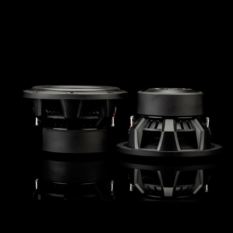 Due subwoofer da 10 pollici del modello Gladen Sigma SSWX10 sono posizionati su una superficie nera lucida: ideali per potenti impianti audio per auto.