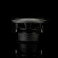 Un subwoofer Gladen Sigma SSWX10 è posizionato al centro di uno sfondo nero; il suo profilo laterale e i riflessi ne mettono in risalto leccellente qualità tipica dei sistemi audio per auto.