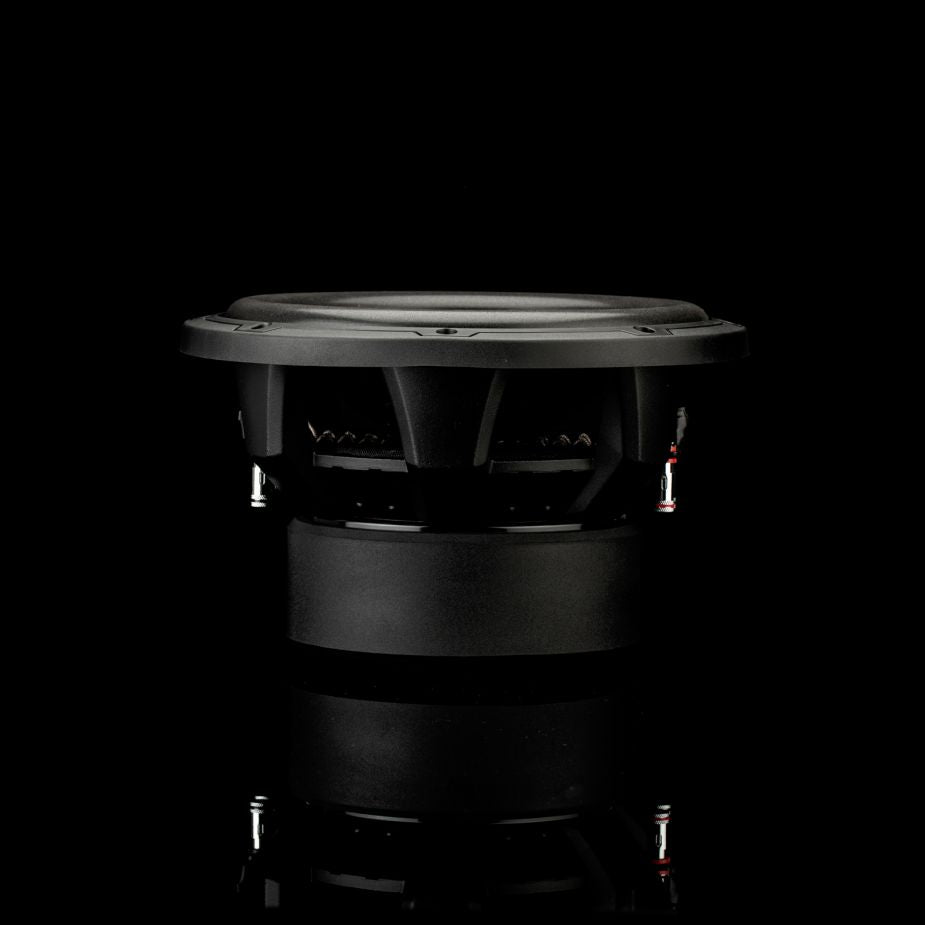 Un subwoofer Gladen Sigma SSWX10 è posizionato al centro di uno sfondo nero; il suo profilo laterale e i riflessi ne mettono in risalto leccellente qualità tipica dei sistemi audio per auto.