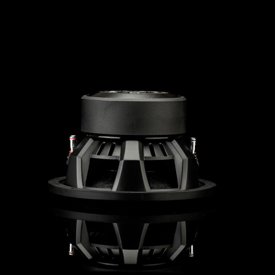 Il Gladen Sigma SSWX10, un subwoofer nero da 10 pollici, spicca su uno sfondo scuro — la sua linea slanciata si riflette su una base lucida — ed è ideale per gli impianti audio per auto di fascia alta.