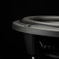 Primer plano del borde del subwoofer Gladen Sigma SSWx12, que resalta los detalles del borde y de la membrana sobre un fondo oscuro.