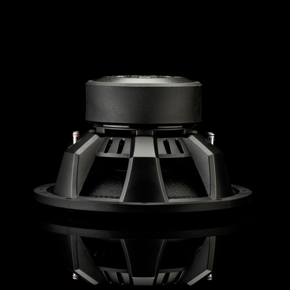 Un subwoofer Gladen Sigma SSWx12 de color negro, visto desde atrás sobre una superficie reflectante con un fondo negro.