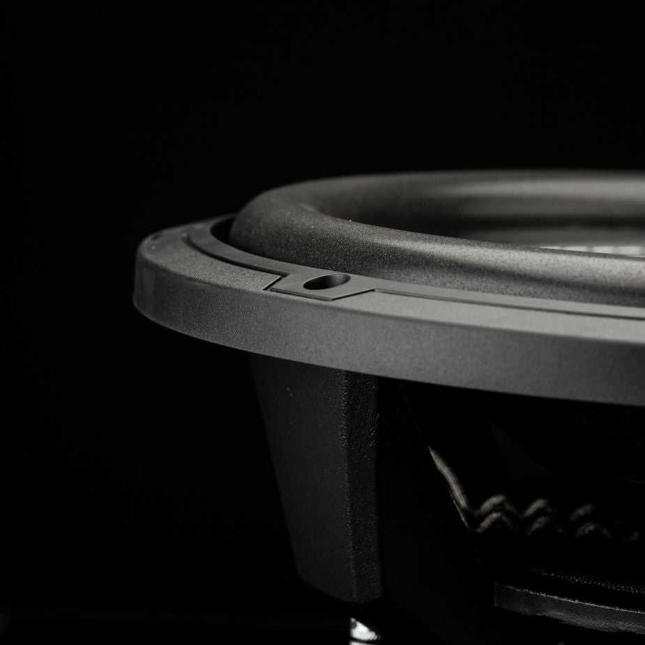 Primo piano del bordo del subwoofer Gladen Sigma SSWx12, che mette in risalto i dettagli del bordo e della membrana su uno sfondo scuro.