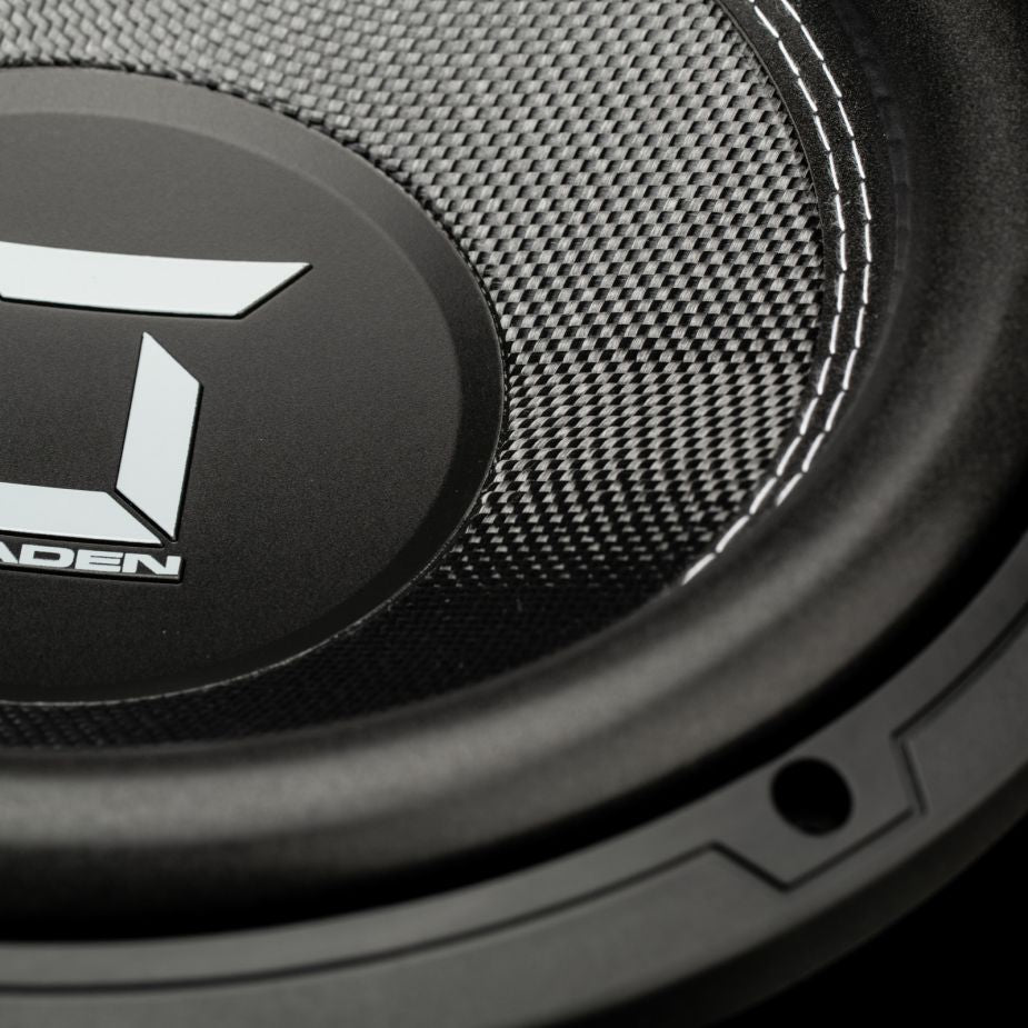 Primo piano del Gladen Sigma SSWx12, un subwoofer da 12 ad alte prestazioni con cono nero testurizzato e logo parzialmente bianco al centro.