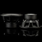 Su una superficie riflettente si vedono due subwoofer Gladen Sigma SSWx12, uno dei quali è rivolto in avanti, mentre l’altro mostra il lato e il retro.