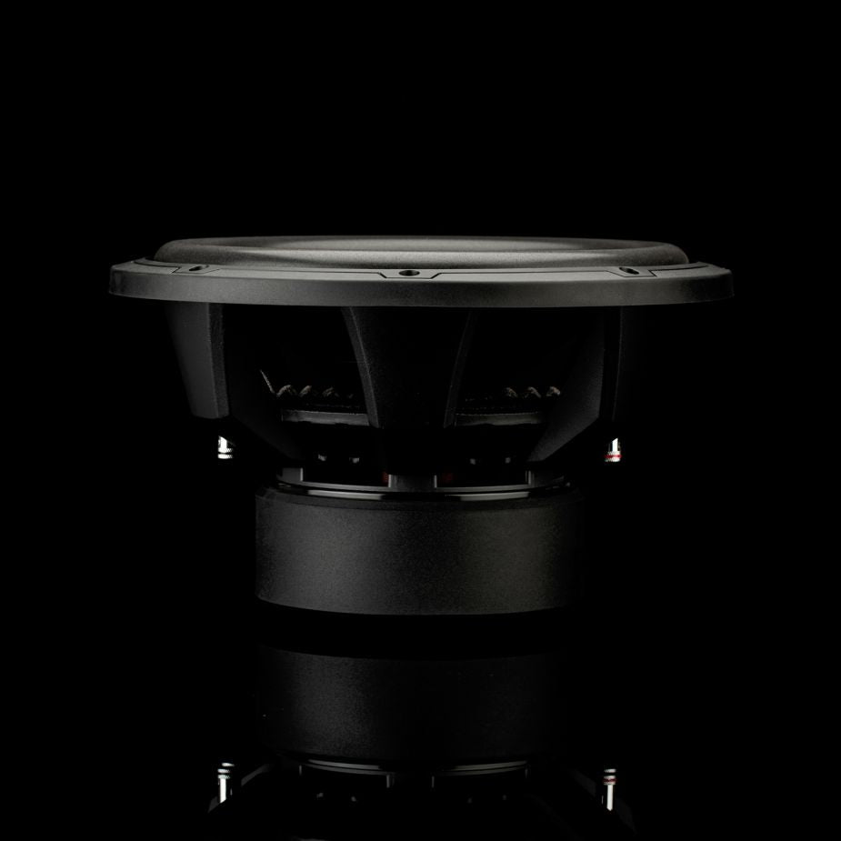 Il subwoofer Gladen Sigma SSWx12 da 12 pollici è raffigurato su uno sfondo nero, che ne mette in risalto il design elegante e moderno e le caratteristiche ad alte prestazioni.
