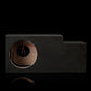 Un alloggiamento per subwoofer del tipo “Gladen Subbox-Buz.1”, nero con un’apertura circolare e cavi a vista, su sfondo nero.