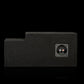 Gladen Subbox-Buz.1: cassa per subwoofer rivestita in moquette nera con apertura rettangolare e doppia morsettiera, raffigurata su uno sfondo nero.