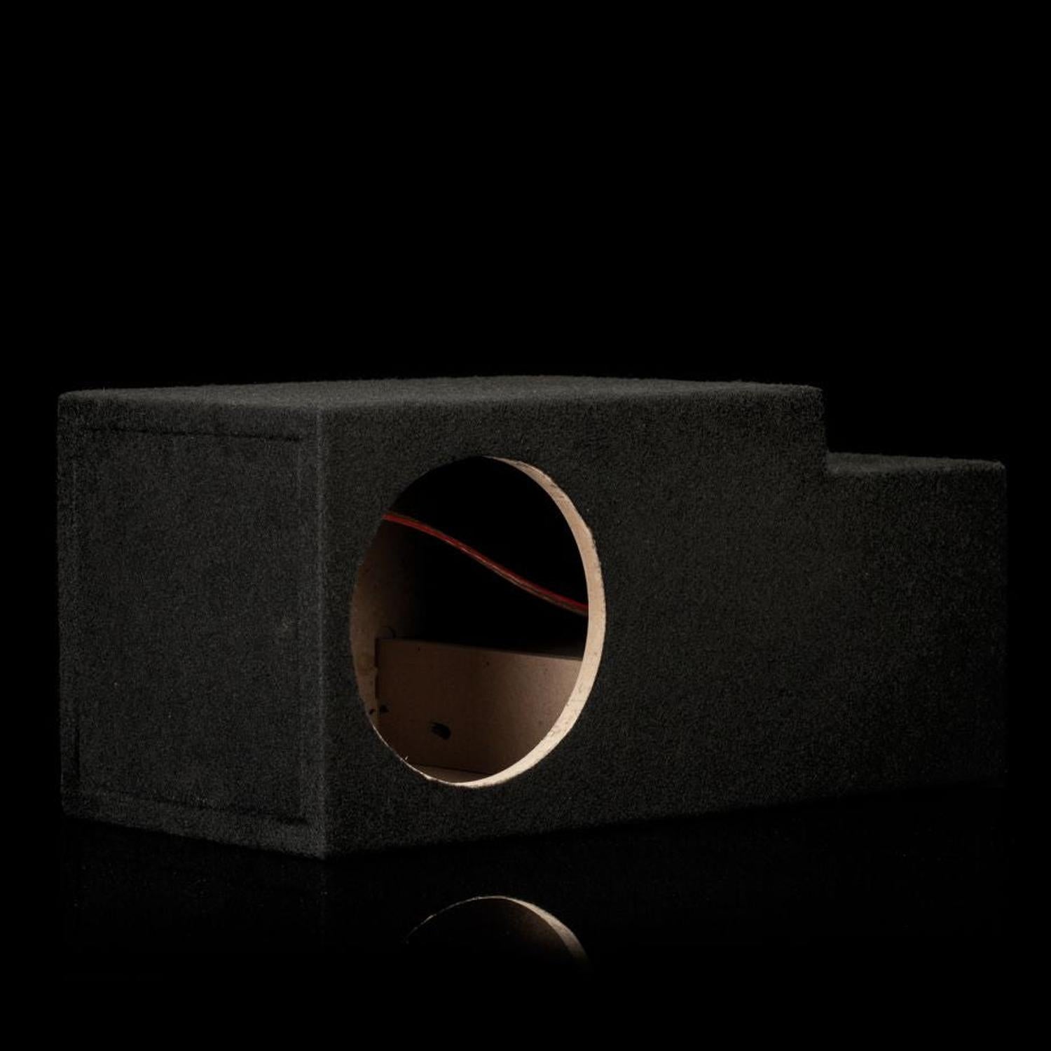 Gladen Subbox-Buz.1 – cassa per subwoofer nera con apertura circolare e parte superiore a gradini, raffigurata su sfondo nero.